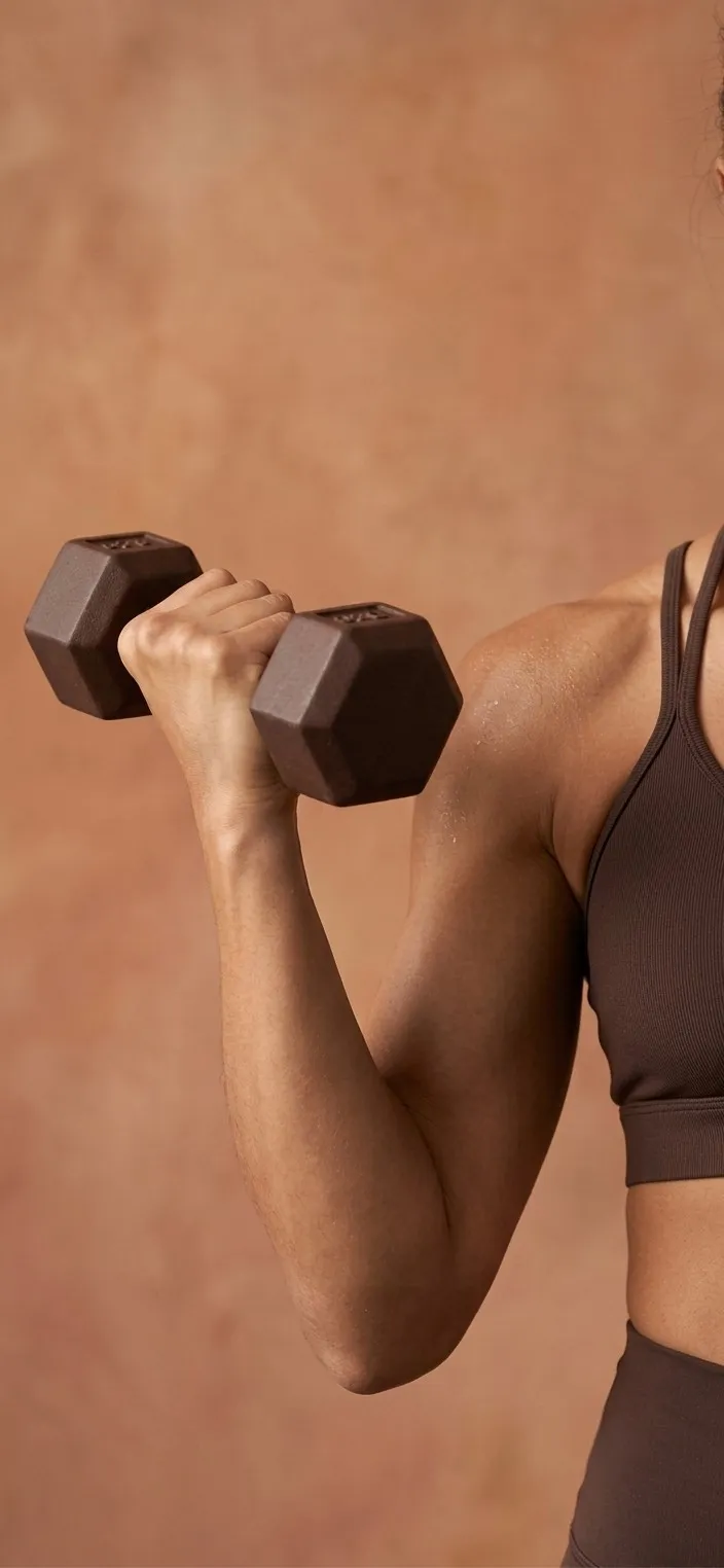 Mujer entrenando con mancuerna, entrenamiento especializado